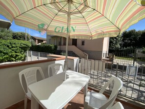 Outdoor dining - Apartment in the Bagno Venere area-Rif. Venere (San Vincenzo)