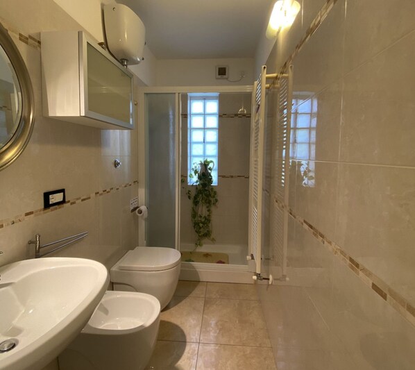 Shower, hair dryer - THREE-ROOM APARTMENT SLEEPS 3 IN THE NEW TOWN AREA - Ref. Costa-Rif. Costa (San Vincenzo)