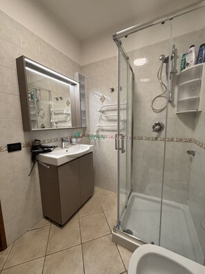Shower, hair dryer - 5 bed places with swimming pool in the area Coop-Rif. Stella Marina (San Vincenzo)