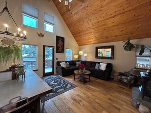 TV, fireplace - Ski, Golf, Shop, Party! Walkable to downtown Truckee! (Truckee)