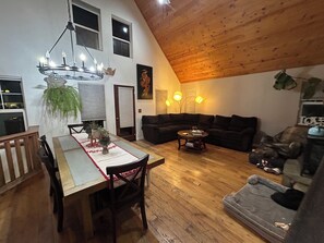 Dining - Ski, Golf, Shop, Party! Walkable to downtown Truckee! (Truckee)