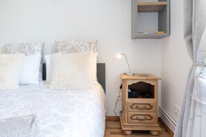 1 bedroom, WiFi, bed sheets - Room – View of the Standing Stones – Terrace & Wi-Fi (Carnac)