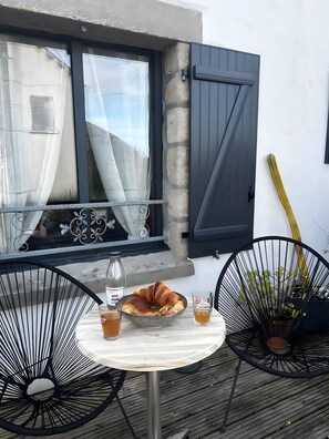 Outdoor dining - Room – View of the Standing Stones – Terrace & Wi-Fi (Carnac)
