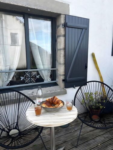 Room – View of the Standing Stones – Terrace & Wi-Fi