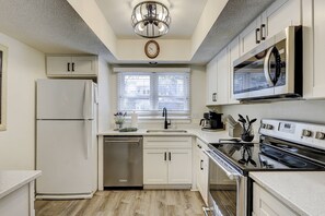 Fridge, microwave, dishwasher, coffee/tea maker - Ground Floor, Walk to Beach, Pool, Port Royal Village, Golf View (Hilton Head Island)