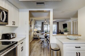 Refrigerador, microondas, lavavajillas y cafetera y tetera 