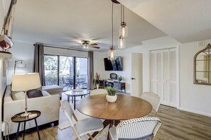 Living area - Ground Floor, Walk to Beach, Pool, Port Royal Village, Golf View (Hilton Head Island)