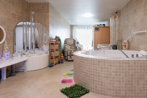 Een douche, een haardroger, handdoeken