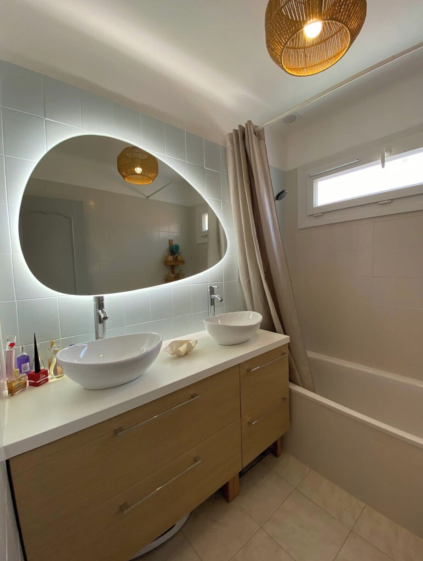 Sèche-cheveux, serviettes fournies, savon, papier toilette