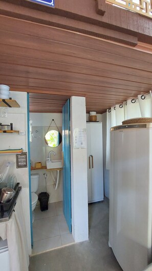Chalet, 1 habitación, vistas parciales al mar | Baño | Ducha, toallas y papel higiénico