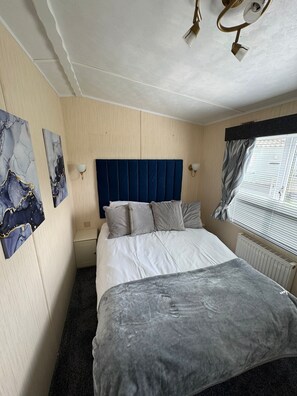 3 bedrooms, iron/ironing board, WiFi, bed sheets - The Balmoral - Millfield Holiday Park (Ingoldmells)