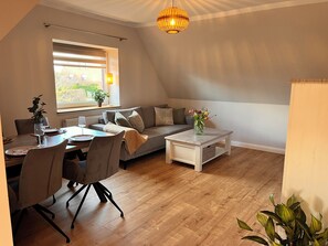 Dining - To Huus modern apartment with country view near Verden (Verden (Aller))