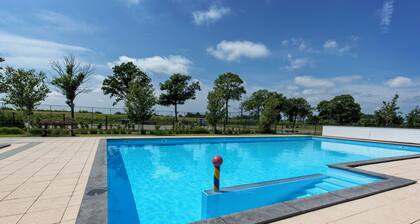 This detached bungalow exudes the typical, charming Waterland style and combines peace and comfort in the heart of the North Holland polder landscape. Here you can enjoy quality time together with family or friends, without compromising on comfort.
