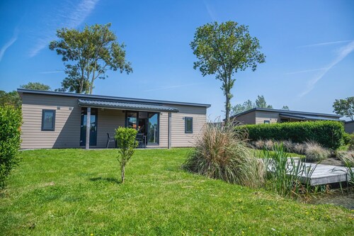 This single-storey home is ideal for small families or groups of friends who want to enjoy a relaxing stay in nature together. The location offers peace and space, while facilities are close at hand.
