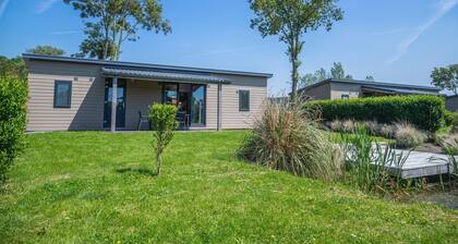 This single-storey home is ideal for small families or groups of friends who want to enjoy a relaxing stay in nature together. The location offers peace and space, while facilities are close at hand.