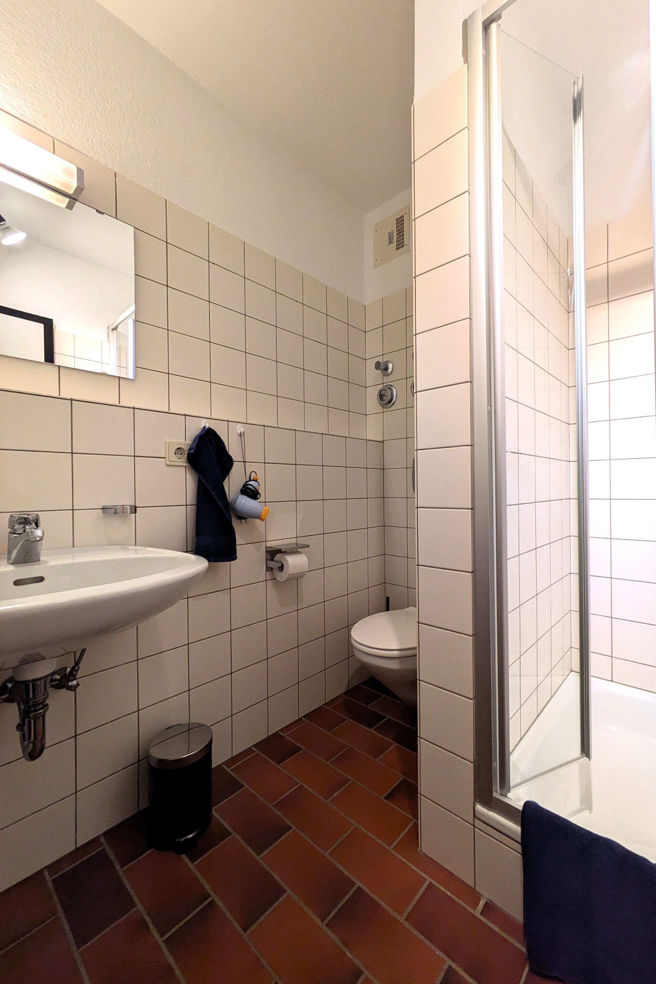 Dusche, Haartrockner, Handtücher