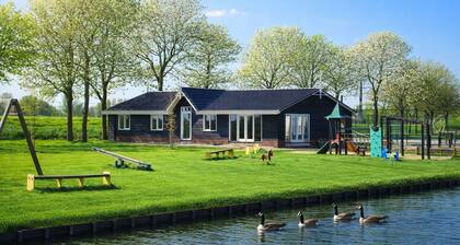 This group accommodation is a spacious, detached holiday home. It is perfect for large families, groups of friends or family gatherings where spending time together is central. Its location in the green polder landscape of North Holland immediately c