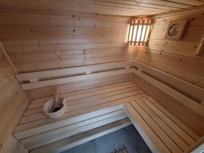 Sauna - This home is set in the green polder landscape of North Holland and offers a combination of space, peace and luxury during your holiday. The accommodation is ideal for families, friends or anyone who wants to enjoy relaxing time together in a stylish (West-Graftdijk)