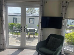 TV - This is a comfortable, detached holiday home, perfect for a relaxing stay with family or friends. This single-storey accommodation is located in the beautiful polder landscape of North Holland and radiates a warm, welcoming atmosphere. From the terra (West-Graftdijk)