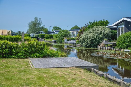 Deze woning biedt een sfeervolle en comfortabele basis voor gezinnen of groepen vrienden die willen genieten van een vakantie in het groene polderlandschap van Noord-Holland. De rustige ligging en het uitzicht over de tuin zorgen meteen voor een onts