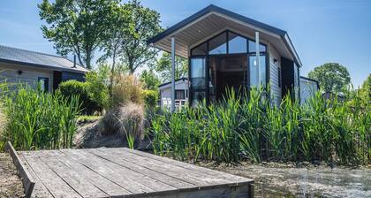 This detached lodge is surrounded by nature and gives you the feeling of a cozy hideaway, ideal for those who want to escape the hustle and bustle of everyday life for a while. Its location in the green polder landscape ensures peace and a beautiful
