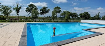 This detached lodge is surrounded by nature and gives you the feeling of a cozy hideaway, ideal for those who want to escape the hustle and bustle of everyday life for a while. Its location in the green polder landscape ensures peace and a beautiful