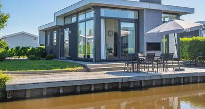 This single-storey home is set amid the characteristic polder landscape of North Holland and offers a pleasant balance between relaxation and views of the green surroundings. Here you can experience true outdoor living, with all comforts within easy