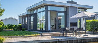 This single-storey home is set amid the characteristic polder landscape of North Holland and offers a pleasant balance between relaxation and views of the green surroundings. Here you can experience true outdoor living, with all comforts within easy