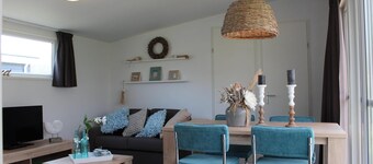 This comfortable holiday home is ideal for a relaxing stay with family or friends, set in the water-rich polder landscape of North Holland. Enjoy peace, space and nature, while charming towns and the coast are within easy reach.