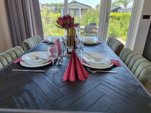 Dining - This single-storey, detached accommodation is ideal for a relaxing stay with family or friends. Here you will experience comfort and a pleasant atmosphere close to nature, while the park offers plenty of facilities to enjoy your holiday. (West-Graftdijk)
