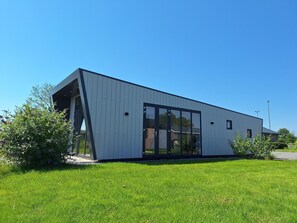 Exterior - This single-storey, detached accommodation is ideal for a relaxing stay with family or friends. Here you will experience comfort and a pleasant atmosphere close to nature, while the park offers plenty of facilities to enjoy your holiday. (West-Graftdijk)