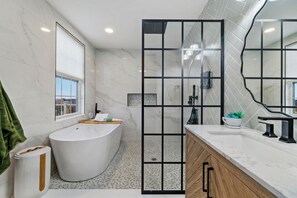 Hair dryer, towels - Mt. Washington Marvel. Stunning New Design, Epic Views, Hot Tub, Parking (Pittsburgh)