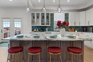 Dining - Mt. Washington Marvel. Stunning New Design, Epic Views, Hot Tub, Parking (Pittsburgh)