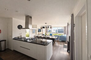 Fridge, microwave, dishwasher, dining tables - Spacious 8-person home with private jetty, 4 bedrooms, 2 bathrooms and modern equipped kitchen. Detached, atmospheric and including terrace with lounge set and free Wi-Fi. Perfect for groups and families. (West-Graftdijk)