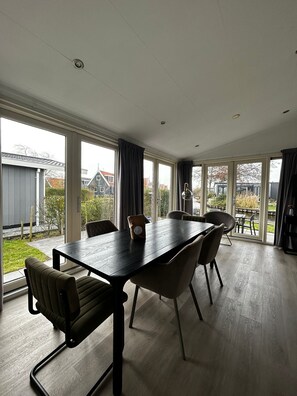 Dining - This comfortable accommodation offers an ideal place to enjoy a relaxing stay together with family or friends in the beautiful polder landscape of North Holland. The location provides a sense of peace and space, with nature and enjoyable day trips al (West-Graftdijk)