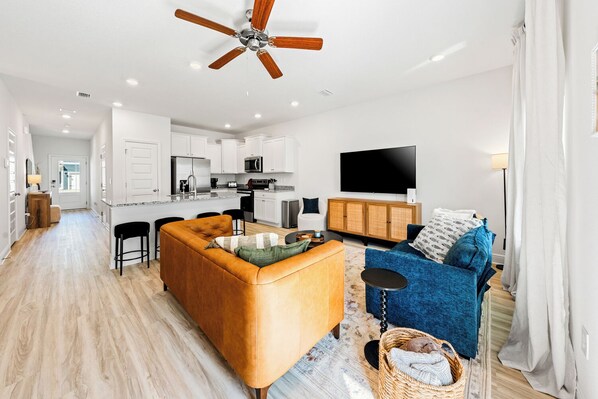 Living area - "Ember Cove" - Beach by Day, Dry Sauna by Night (Santa Rosa Beach)