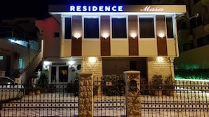 A building with a sign reading 'RESIDENCE' and 'Masa' at the entrance.