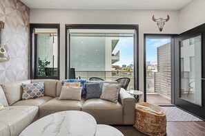TV, offices - Trendy Condo for 4 w Shared Pool, Near The Gulch! (Nashville)