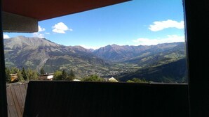 A mountain view from a balcony with a wooden railing. - 300m from ski slopes, 7th floor, balcony, tv, ski locker, 32m², Pra Loup (Pra Loup)