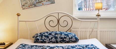 Iron/ironing board, WiFi, bed sheets