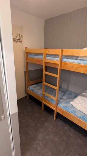 A bunk bed with a ladder, a door with a coat rack, and a grey wall. - 200m from resort center, 3rd floor, balcony, tv, 27m², Orcières Merlette 1850 (Orcières)