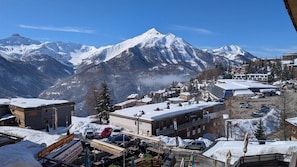 A snow-covered mountain town with buildings, a restaurant, and parked cars. - 200m from resort center, 3rd floor, balcony, tv, 27m², Orcières Merlette 1850 (Orcières)