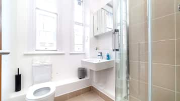Classic Studio, City View | Bathroom