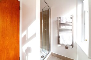 Classic Studio, City View | Bathroom | Shower, free toiletries, hair dryer, towels - London Bridge Studios (London)