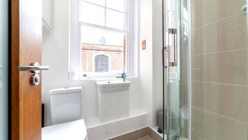 Klassieke studio, uitzicht op de stad | Badkamer | Een douche, gratis toiletartikelen, een haardroger, handdoeken