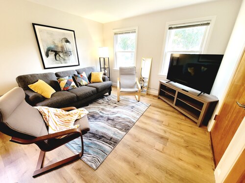Charming 2 bedroom Apartment Near Everything- Monthly rental