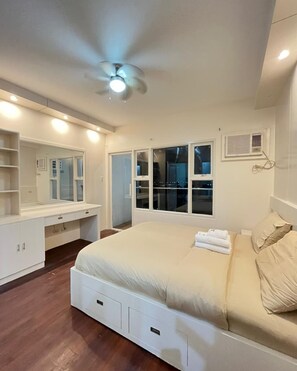 1 bedroom, iron/ironing board, WiFi, bed sheets - StayLuxia Manilabayview 1BR Junior Suite w/Balcony Pool Gym Netflix  (Malate)