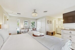 Iron/ironing board, Internet, bed sheets - Stunning home on 17 acres w wildlife nearby & private grill - steps to sand (Aransas Pass)
