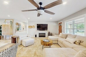 TV, DVD player - Stunning home on 17 acres w wildlife nearby & private grill - steps to sand (Aransas Pass)
