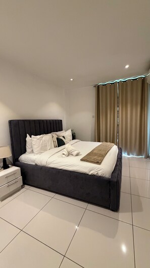 Double Room, Balcony, Pool View - Fresh city premier homes  (Accra)